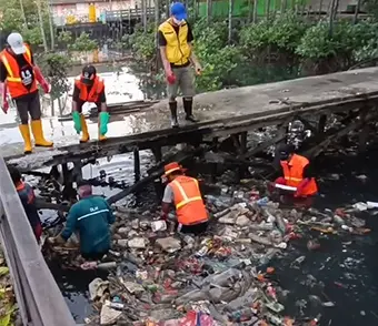 人工清洁环境差、风险高，管理难度大