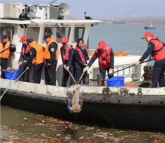 人工清洁费力费时，运营成本高