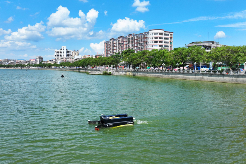 高效的河道垃圾清理设备哪个好？这艘无人船单机日维护180亩